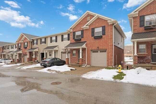 Photo du bâtiment - Modern Townhouse for Rent * South West *  Available May 1* GARAGE / Finished BSMT