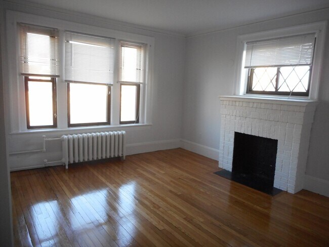 Building Photo - 466 Park Dr