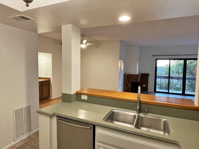 Cocina, sala de estar, balcón - 8180 Manitoba St