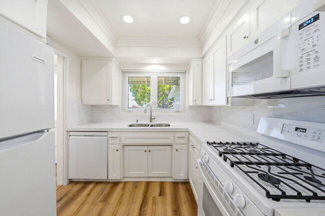 Foto del edificio - Beautifully Updated 3 Bedroom Home in Desired Costa Mesa Location