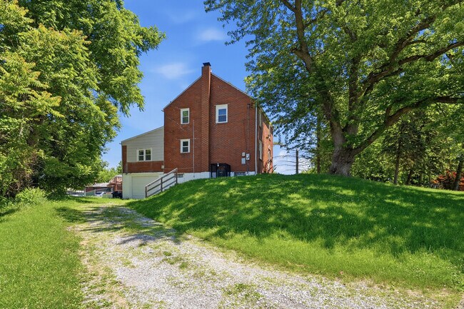 Building Photo - 624 Elm Dr