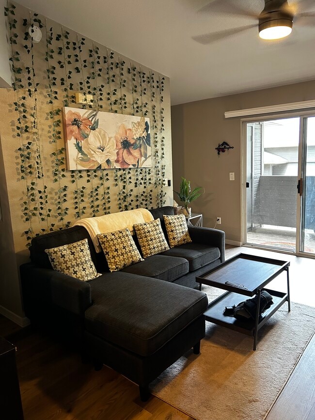 Foto del edificio - 1385 W University Ave