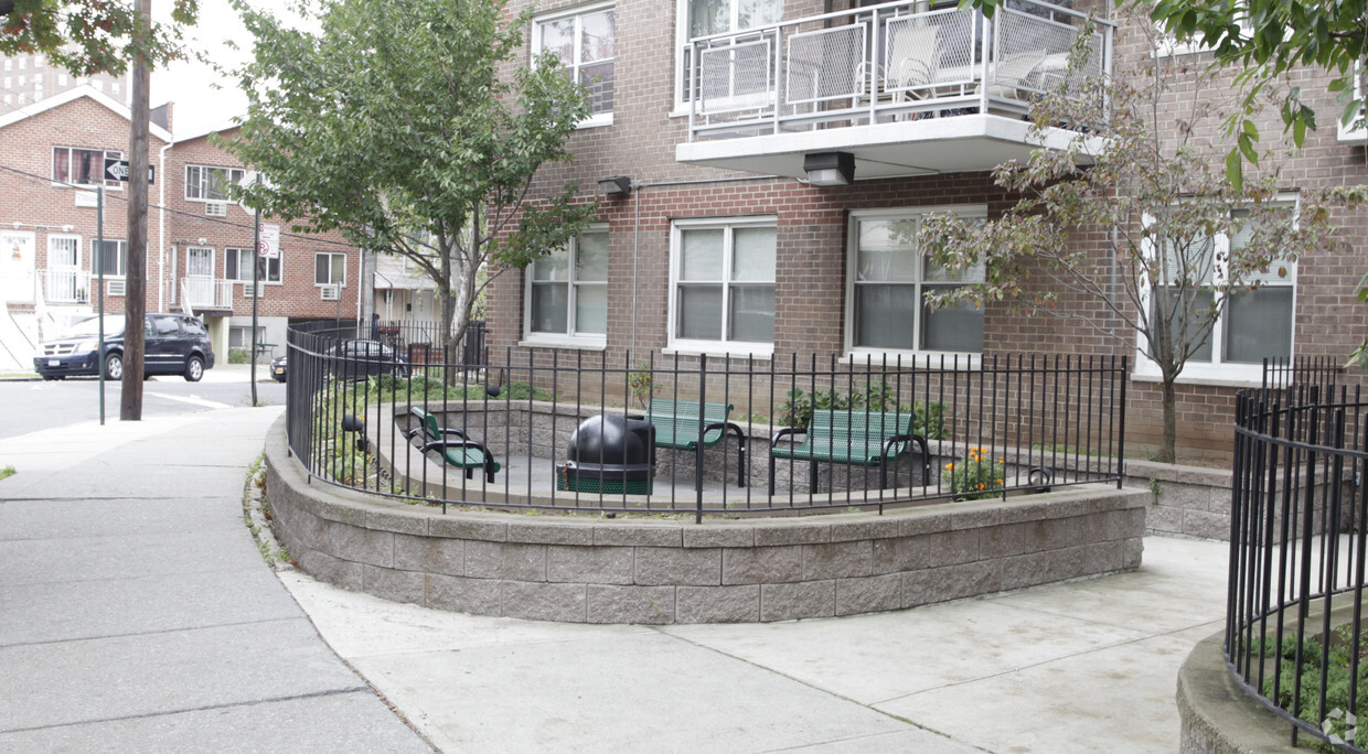 SideWalk View - Oak Towers