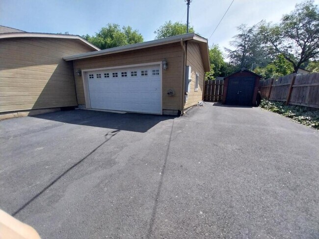 Foto del edificio - 723 NE Piedmont Ave