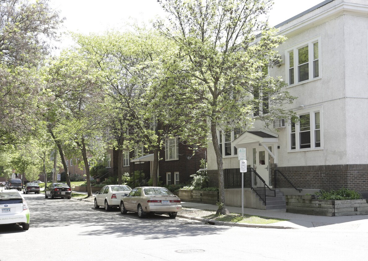 Building Photo - 907 E 15th St