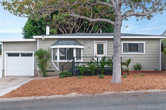 Building Photo - Super Cute Beach Cottage on an Oversized O...