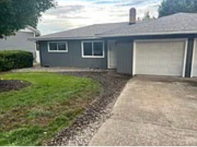 Building Photo - 1703 Springhill Dr NE