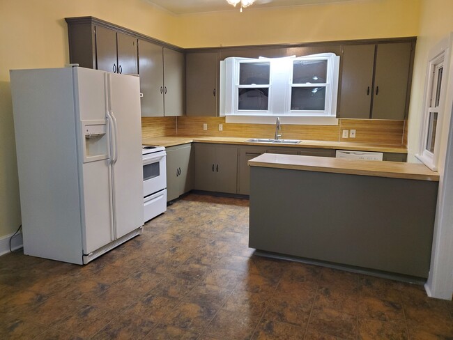 Large eat-in kitchen - 302 N East Ave