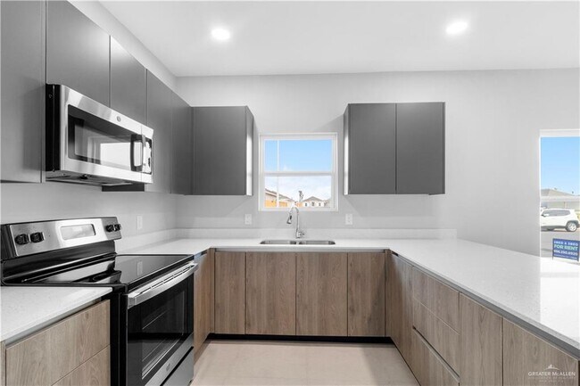 Building Photo - 10 Abbey N Ave