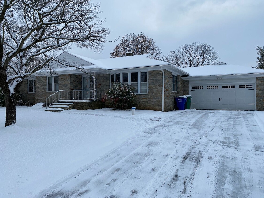 Front Yard and Garage - 1010 Morrison Blvd