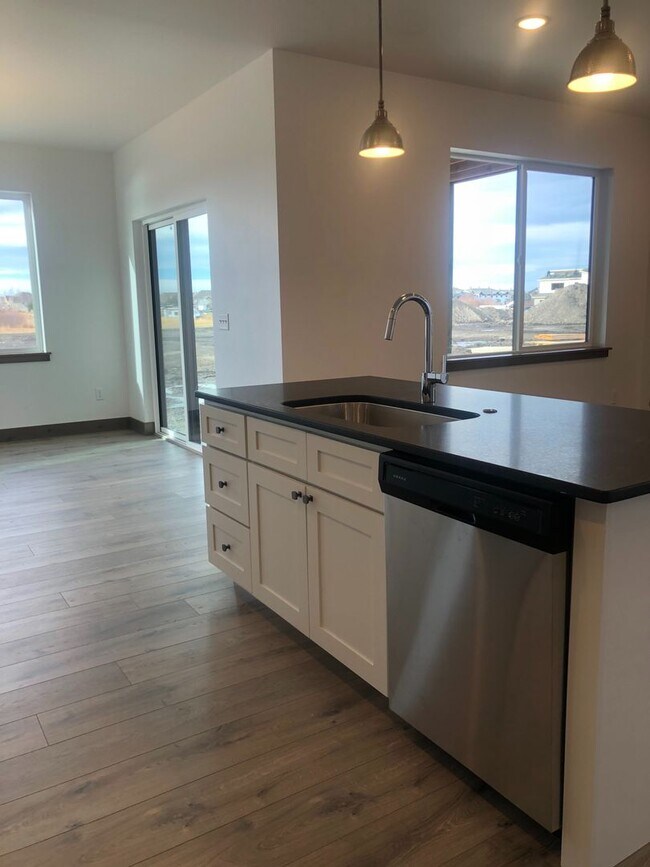 Foto del edificio - Two Story Town-Home! 3 Bedroom/ 2.5 Bath + 2nd Living Room! Oversized Rooms