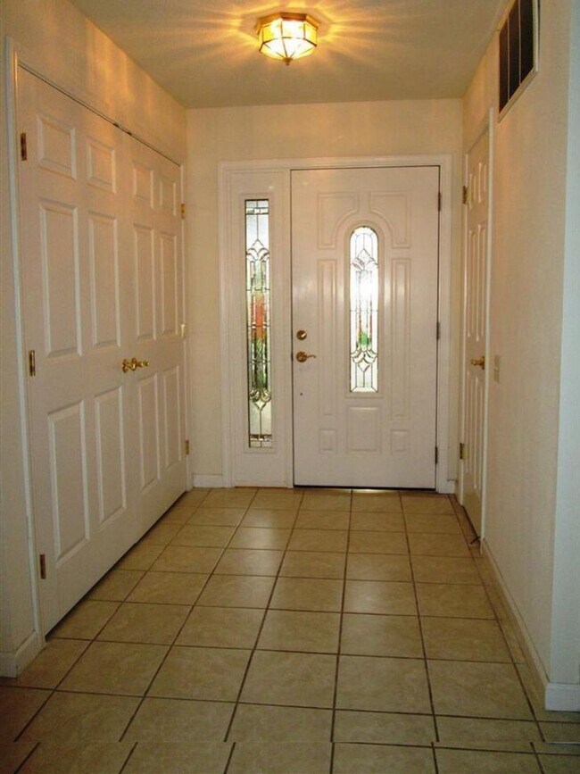 Foto del edificio - Spacious 4 bed 2 bath home in Fremont. Exc...