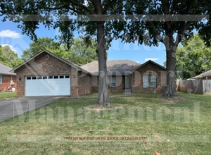 Building Photo - 2130 Maplewood Dr