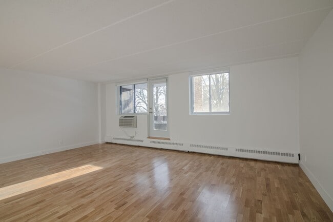 Building Photo - 4800 Maisonneuve Blvd W