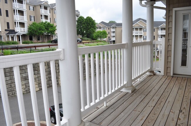 Building Photo - 2 Bedroom, 2 bath Condo Suncrest Village G...