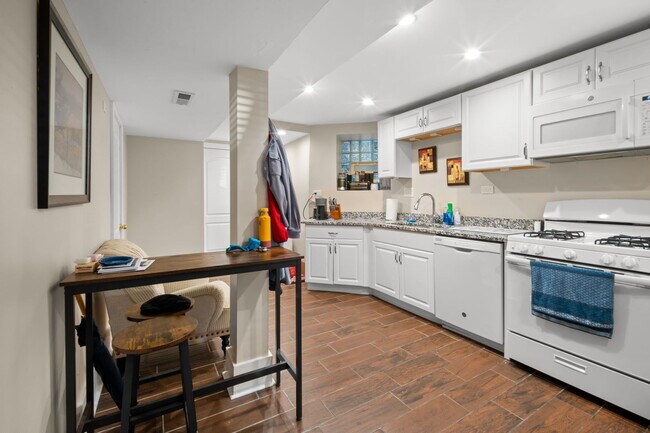 Foto del edificio - 2242 N Halsted St