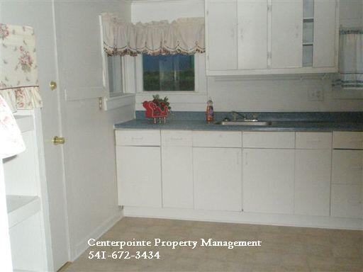 Building Photo - 2 Bedroom House with Large Yard