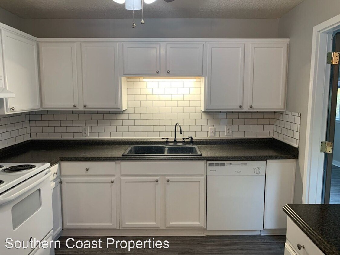 Primary Photo - 5 br, 2 bath House - 1040 Live Oak Drive