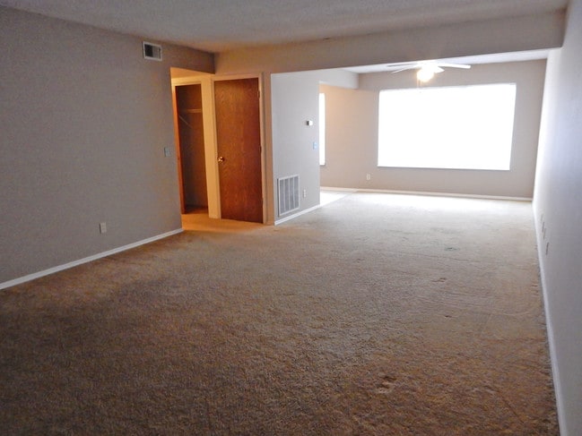 Living room and breakfast room - 4420 Jamieson Ave