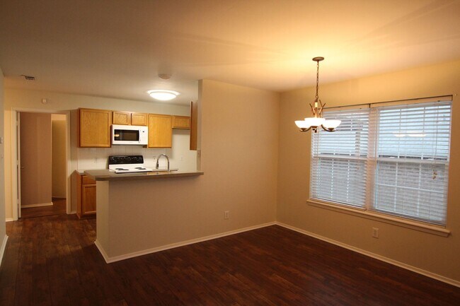 Building Photo - 408 Redbud Cir