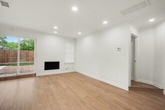 Building Photo - 8303 Lake Crystal Dr