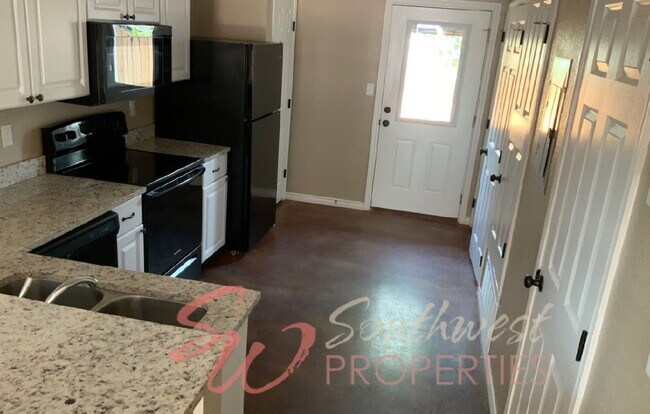 Foto del edificio - Stylish 2 Bedroom Townhouse | End Unit! | Walk to Campus