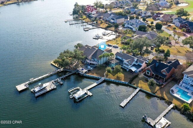 Foto del edificio - 2714 Country Club Dr
