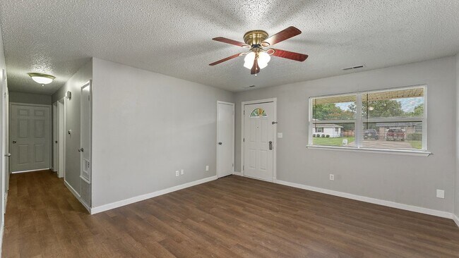 Foto del edificio - "Cozy 3-Bedroom Home on Joye Street with M...