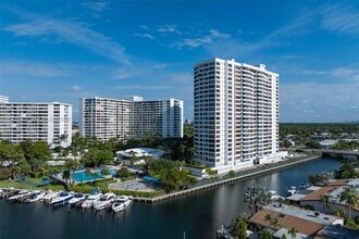 Building Photo - 2500 Parkview Dr