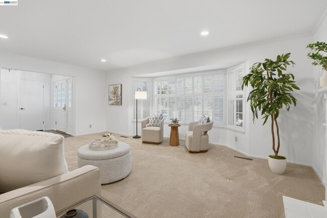 Foto del edificio - 2402 Royal Oaks Dr