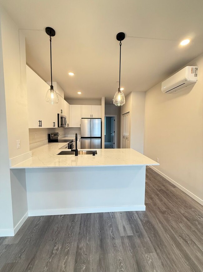 Building Photo - New! 3BD/2.5BTH Modern Townhouse in Cathca...