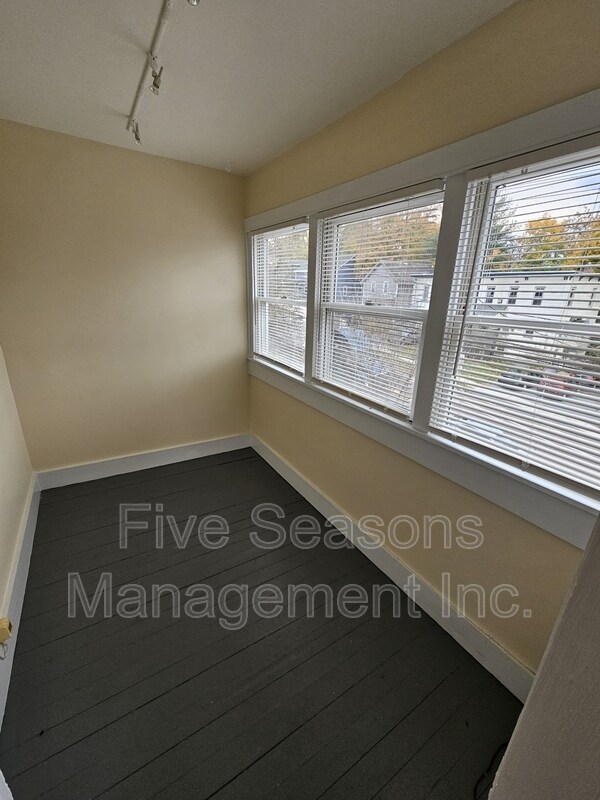 Foto del edificio - 465-467 Colchester Avenue - 3