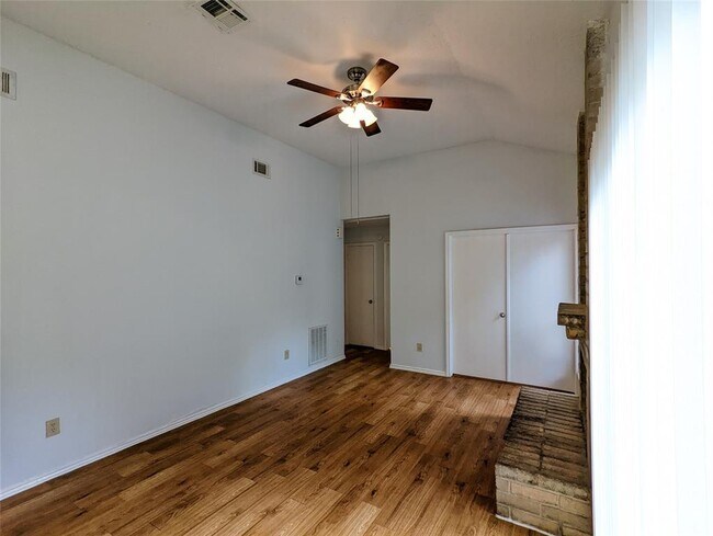 Building Photo - 9131 Golden Sunshine Dr