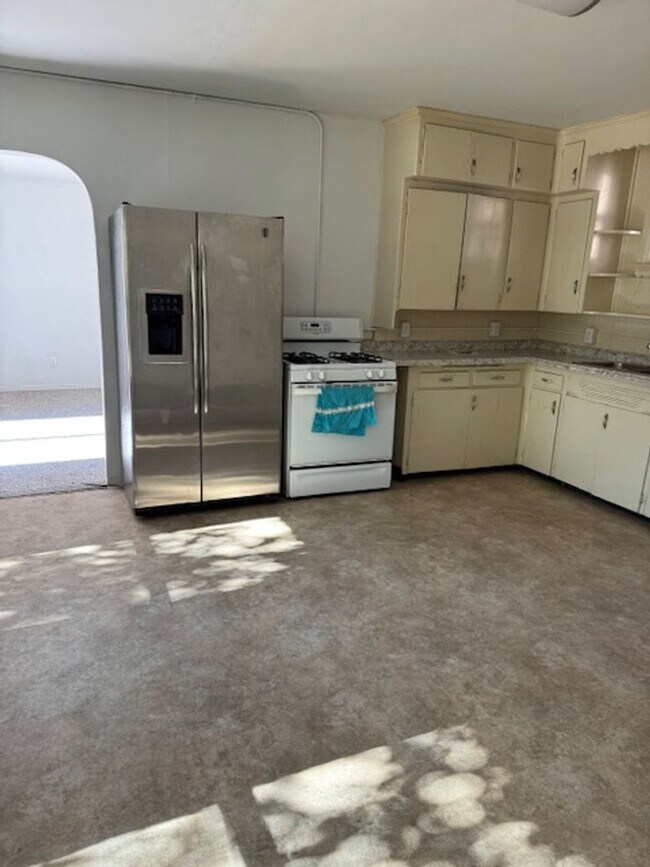 Foto del edificio - ALL PROSPECTIVE TENANTS MUST SUBMIT A $58 NON-REFUNDABLE APPLICATION FEE PER APPLICANT ONLINE AND...