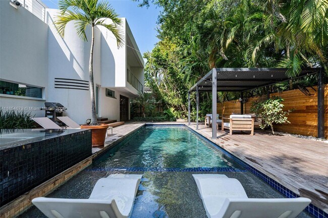 Foto del edificio - 3855 Poinciana Ave