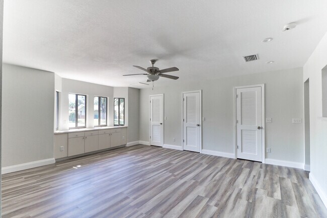 Building Photo - 1380 S Duncan Ave