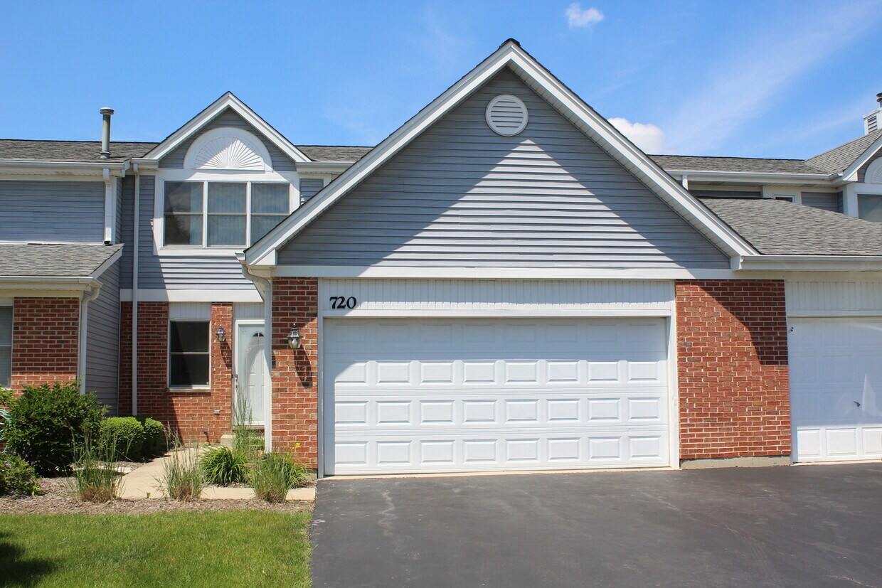 720 Daybreak Ln Unit 720, Carol Stream, IL 60188 Room for Rent in