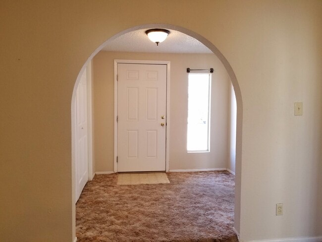 Building Photo - NICE 3 BEDROOM HOME WITH 2 LIVING AREAS