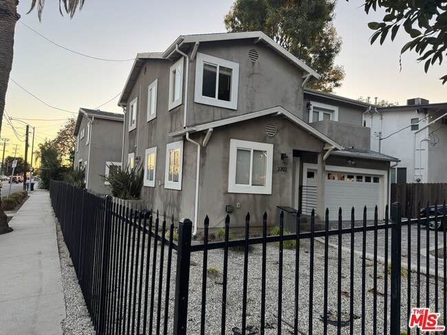 Building Photo - 2702 W Bellevue Ave