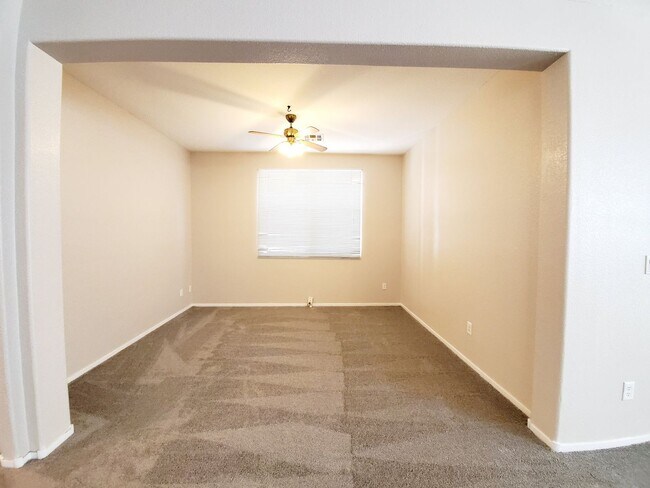 Foto del edificio - VERY SPACIOUS 3 BED / 2.5 BATH 2-STORY HOM...