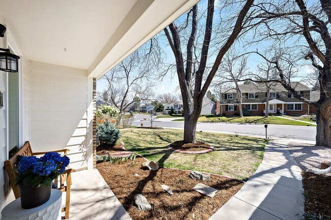 Building Photo - **Beautiful Updated 5 bedroom rental in Ce...
