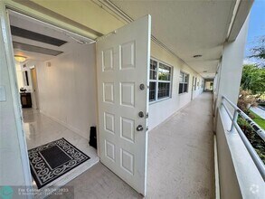 Building Photo - 535 Oaks Dr