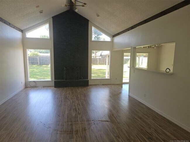 Foto del edificio - Updated House in Jenks Schools