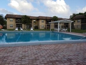 Building Photo - 6832 Palmetto Cir S
