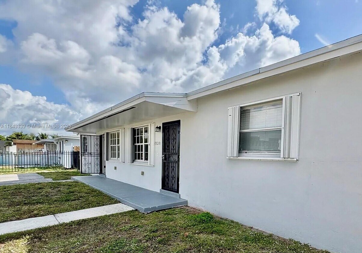 Foto principal - 19201 NW 36th Ave