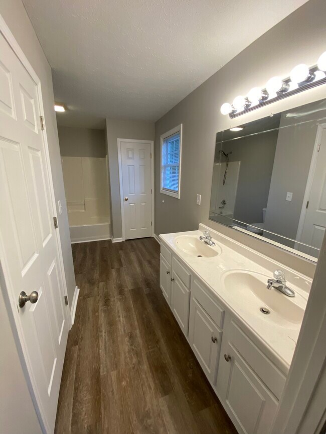 Foto del edificio - 4293 Bristow Rd