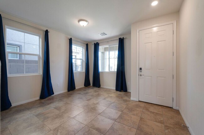 Foto del edificio - 3000 SQUARE FOOT 5 BEDROOM HOME