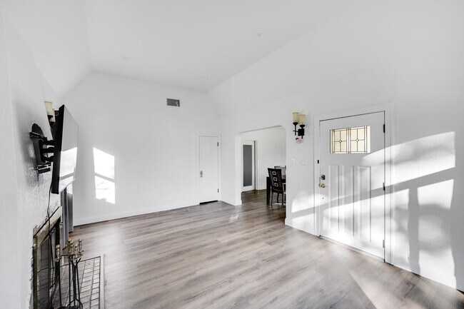Building Photo - 1711 Orchard Ave