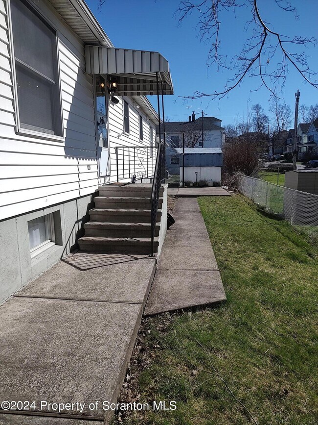 Building Photo - 728 E Drinker St