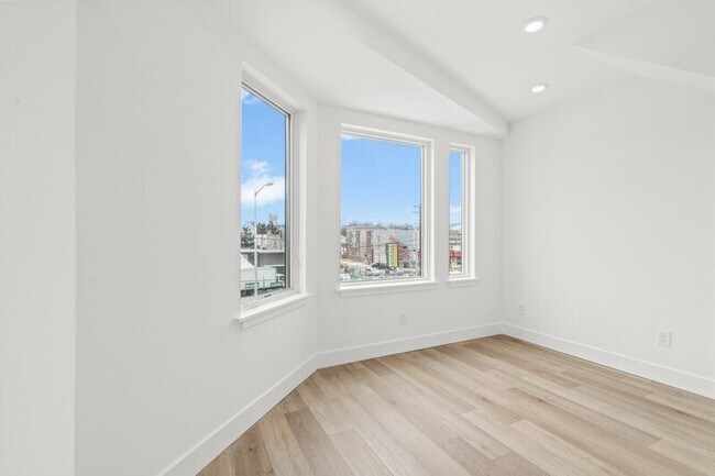 Foto del edificio - 4710 Woodland Ave